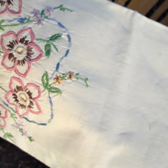 2 Embroidered Pillow Cases Antique Vintage Set - Picture 14 of 15